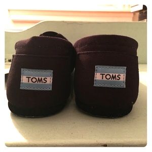 TOMS MENS 8.5 BLACK SHOES